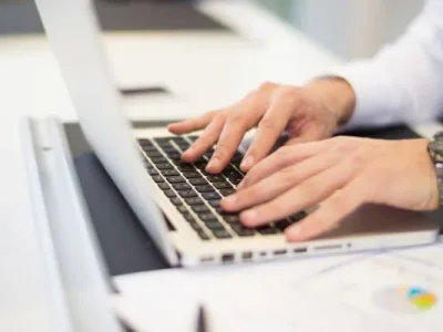 pessoa-digitando-no-computador