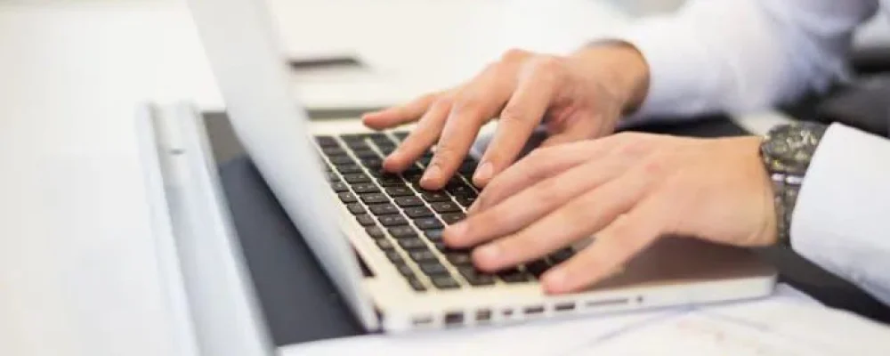 pessoa-digitando-no-computador