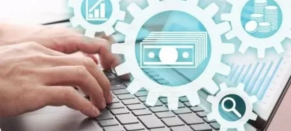 pessoa-digitando-relatorio-em-um-computador-1