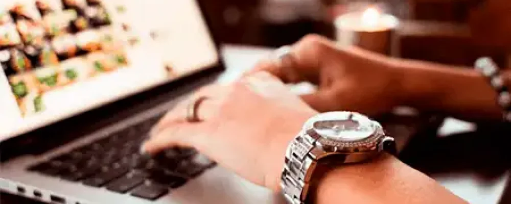 pessoa-mexendo-no-computador-450x236-2