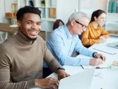 pessoa-utilizando-o-computador-e-fazendo-anotacoes1-1