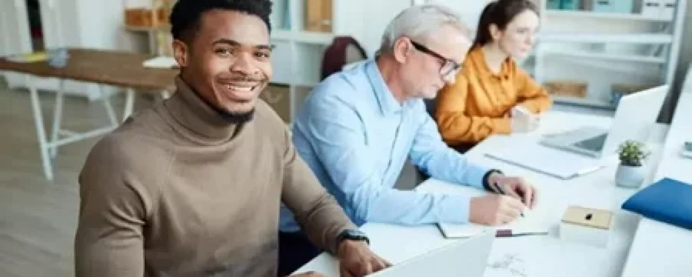 pessoa-utilizando-o-computador-e-fazendo-anotacoes1-1