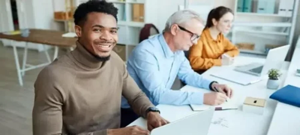 pessoa-utilizando-o-computador-e-fazendo-anotacoes1-1