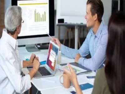 pessoas-analisando-grafico-no-ambiente-de-trabalho