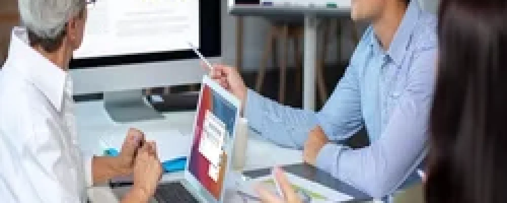 pessoas-analisando-grafico-no-ambiente-de-trabalho