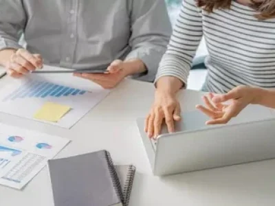 pessoas-discutindo-sobre-relatorios-1