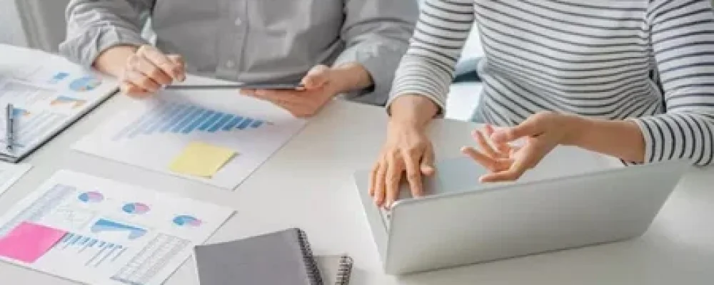 pessoas-discutindo-sobre-relatorios-1