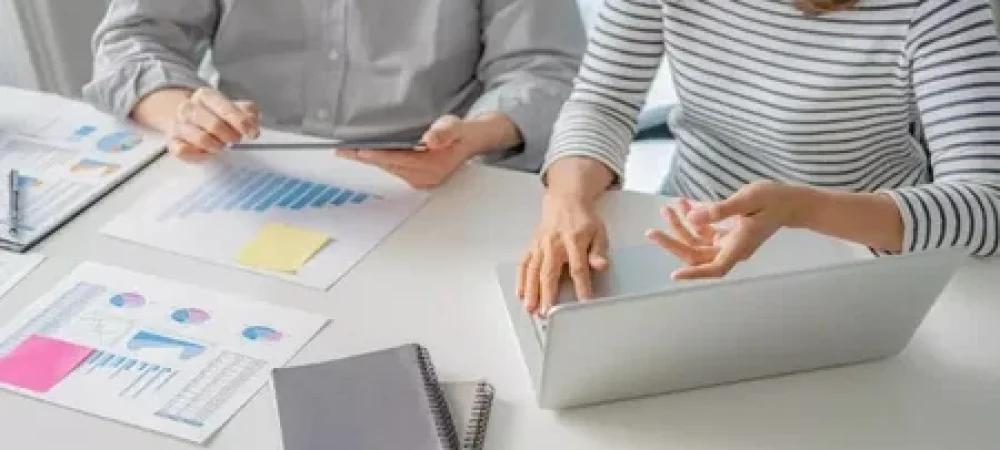 pessoas-discutindo-sobre-relatorios-1