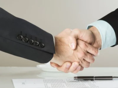 pessoas-fazendo-um-aperto-de-mao