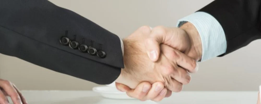 pessoas-fazendo-um-aperto-de-mao