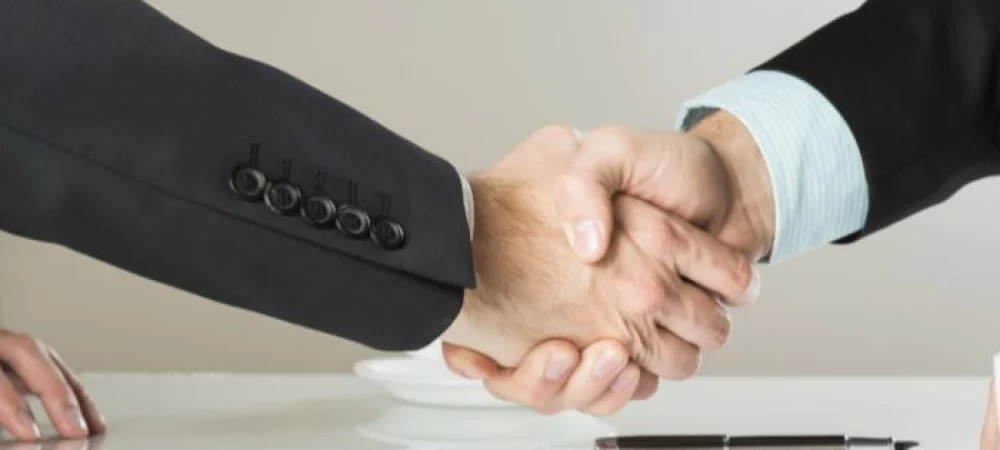 pessoas-fazendo-um-aperto-de-mao
