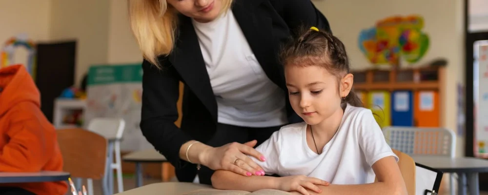 professor-de-vista-frontal-ajudando-crianca-1