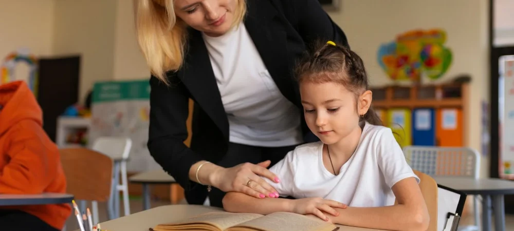 professor-de-vista-frontal-ajudando-crianca-1