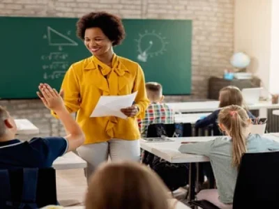 professora-parabenizando-os-alunos-1