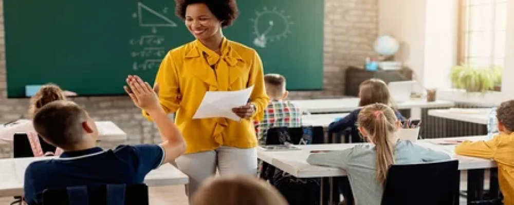 professora-parabenizando-os-alunos-1