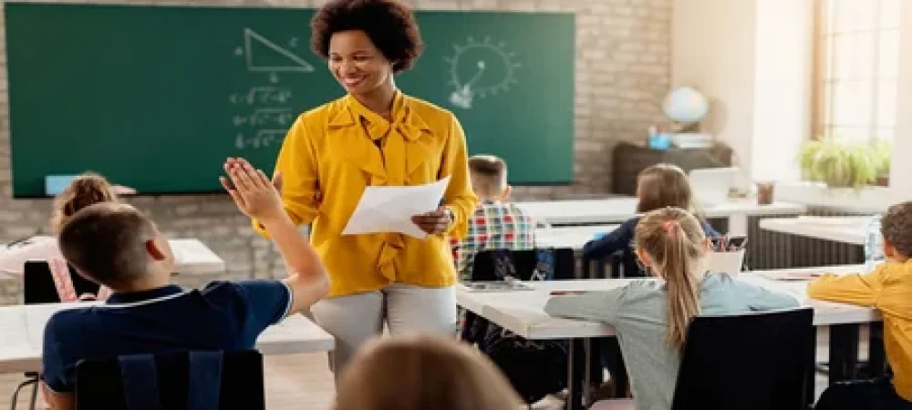 professora-parabenizando-os-alunos-1