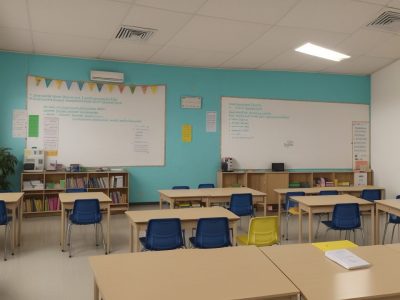 Sala de aula inclusiva alegrando alunos com diferentes habilidades envolvidos em atividades colaborativas, valorizando a educação inclusiva.