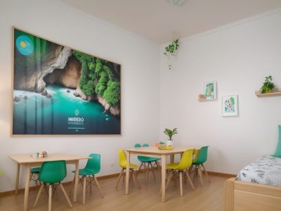 Crianças em sala de aula moderna interagindo com materiais educativos, destacando a conexão entre neurociência e alfabetização.