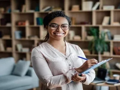 secretaria-vista-frontal-fazendo-anotacoes-1