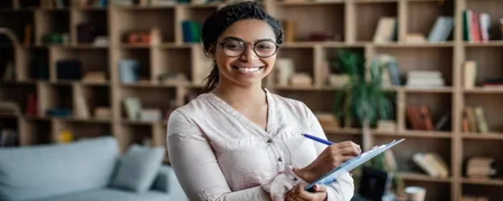 secretaria-vista-frontal-fazendo-anotacoes-1