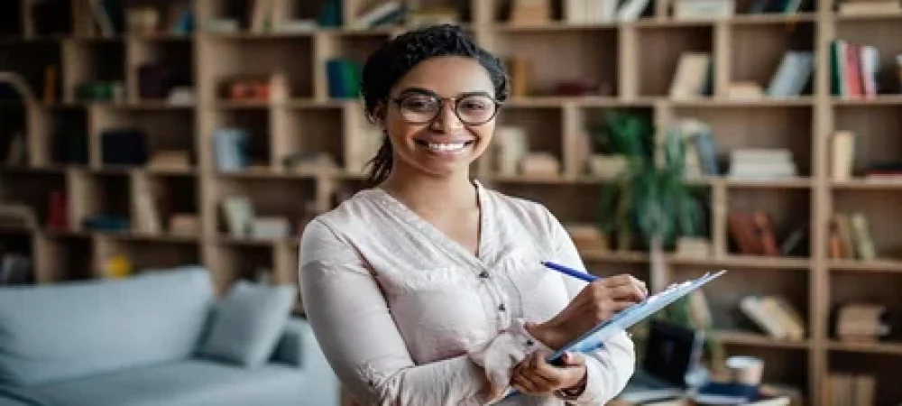 secretaria-vista-frontal-fazendo-anotacoes-1