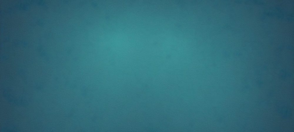 Servidor público em escritório moderno, usando laptop para acessar sistema de informação, com cidade digitalizada ao fundo.