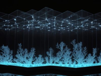 Equipe de peritos criminais usando tecnologia holográfica em um escritório futurista, com luzes azuis e ferramentas digitais.