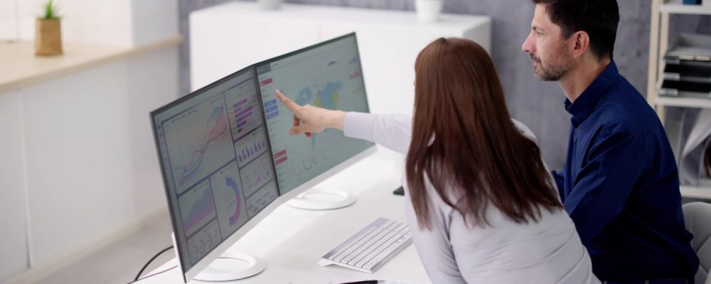 Ilustração de profissionais analisando dados em telas digitais, representando tendências tecnológicas aplicadas à gestão pública.