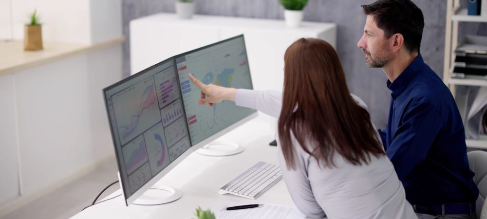 Ilustração de profissionais analisando dados em telas digitais, representando tendências tecnológicas aplicadas à gestão pública.