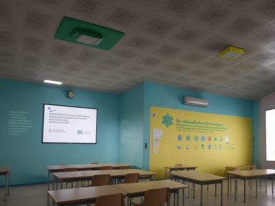 Alunos e professores em treinamento de primeiros socorros, aprendendo manobras com a Lei Lucas em sala de aula.