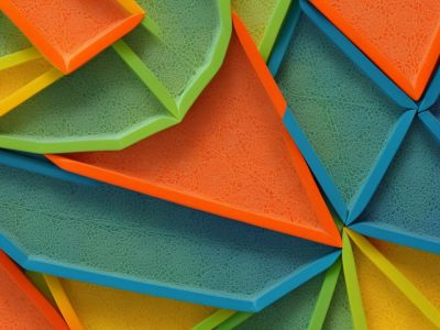 Um tutor virtual interagindo com estudantes online em um ambiente acolhedor, com telas digitais e metodologias ativas.