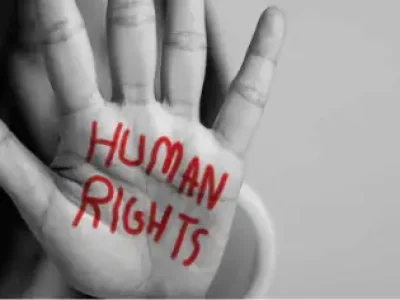 Mão de uma mulher virada para frente representando a luta da violação dos direitos humanos, escrita com caneta vermelho direitos humanos