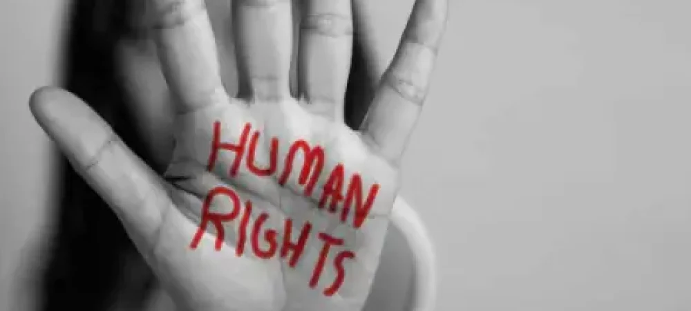 violacao-direitos-humanos- Mão de uma mulher virada para frente representando a luta da violação dos direitos humanos, escrita com caneta vermelho direitos humanos