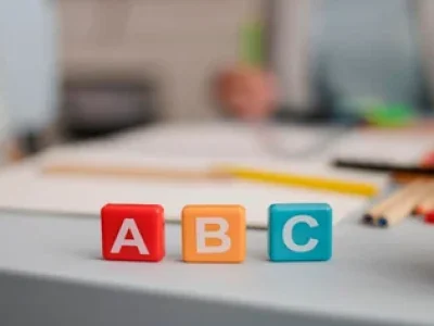 vista-frontal-de-cartas-em-cubos-com-sessao-de-tutoria-desfocada-nas-costas-1