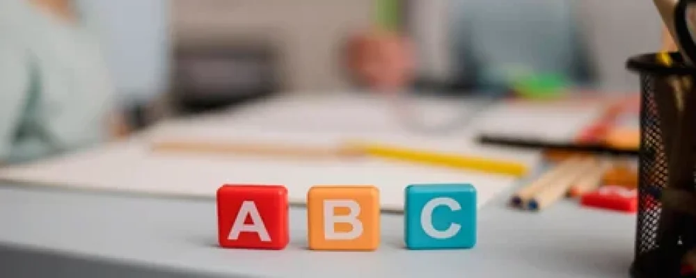 vista-frontal-de-cartas-em-cubos-com-sessao-de-tutoria-desfocada-nas-costas-1