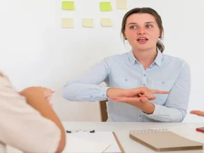 vista-frontal-de-mulher-ensinando-lingua-de-sinais-1