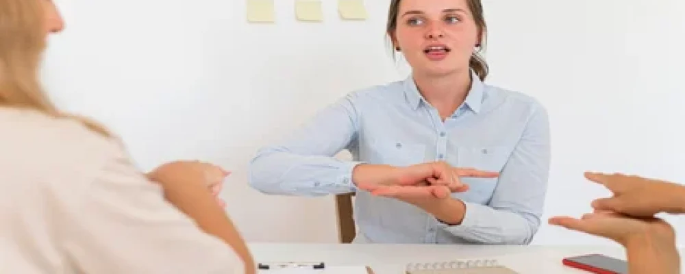 vista-frontal-de-mulher-ensinando-lingua-de-sinais-1