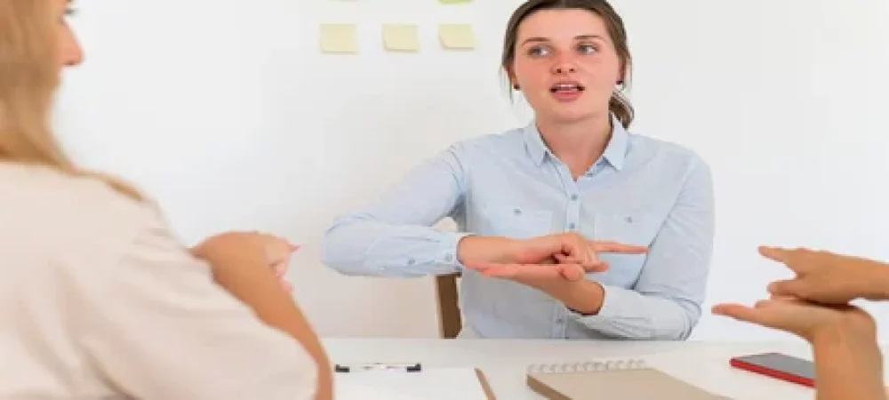 vista-frontal-de-mulher-ensinando-lingua-de-sinais-1