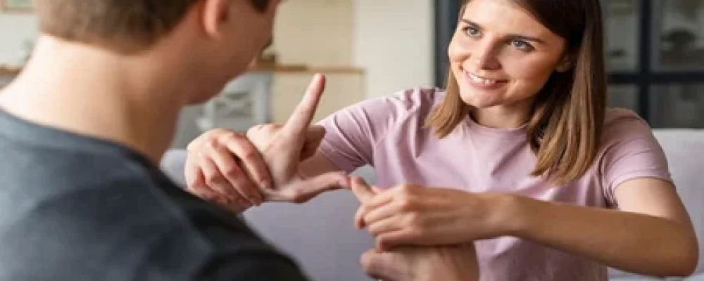 vista-frontal-do-casal-se-comunicando.wepb_